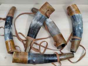 Cuerno para beber vikingo africano de color natural en blanco y negro soplado a mano de cuerno de búfalo - Product Image 2