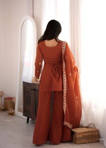 Conjunto contemporáneo de kurta de seda con textura texturizada, pantalón acampanado, bordado con lentejuelas Zari, Dori decorativo y dupatta a juego (PY 311) - Product Image 6