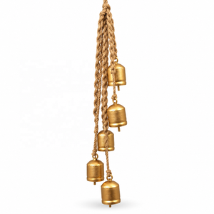 Guirnalda de Campanas Boho con Acabado Rústico, Campanas Doradas Antiguas, Borlas de Cuerda Gruesa Trenzada y Estilo Rústico - Product Image 1