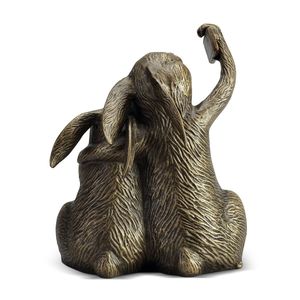 Sculpture décorative en aluminium en forme de lapin pour table basse, accent de style et collection d'art pour l'aménagement intérieur - Product Image 1