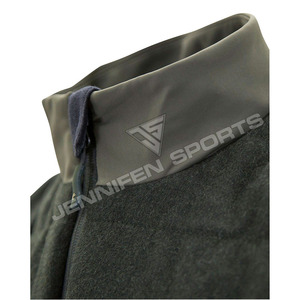 เสื้อกั๊กยุทธวิธีแบบปรับได้ ผลิตจากผ้าขนสัตว์แท้ 100% พร้อมแผ่นรองรับน้ำหนัก  มีหลายกระเป๋า เหมาะสำหรับกิจกรรมกลางแจ้ง การฝึกยุทธวิธี และการล่าสัตว์ ใช้ได้ทั้งผู้ชายและผู้หญิง - Product Image 4