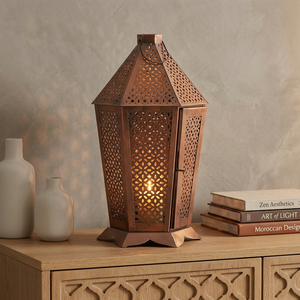 Linterna Marroquí Monumental con Decoración Geométrica de Metal para una Iluminación Cálida y Ambiente de Lujo - Product Image 1