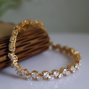 Bracelet tennis en diamants taille ronde en or jaune, bijou de poignet élégant et luxueux, bracelet de mariée minimaliste, cadeau d'anniversaire - Product Image 4