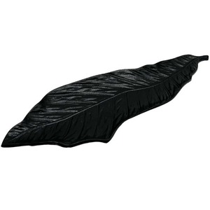 Assiette en métal noir en forme de feuille, vaisselle fantaisie avec texture veineuse pour la décoration de fête - Product Image 4