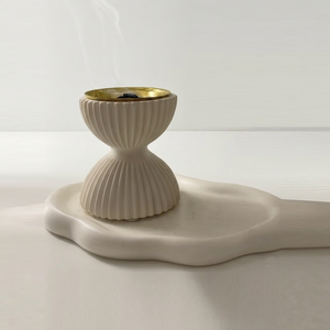 Brûle-encens élégant en bois blanc cannelé, doté d'un design à double niveau et d'un bol intérieur doré brillant, pour une décoration intérieure moderne. - Product Image 3