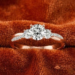 แหวนหมั้นเพชรโมอิสซาไนต์ทรงเรเดียนท์คัท ชุบทองคำขาว 14K ประดับเพชรสามเม็ด พร้อมแหวนแต่งงาน ของขวัญสำหรับเจ้าสาวในวันครบรอบ - Product Image 4