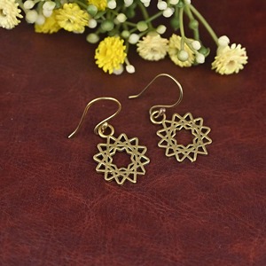 Boucles d'oreilles en laiton de la série exclusive Metal Craft, design rare, finition lisse, prix d'usine en gros, articles d'artisanat métallique - Product Image 4