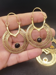 Joyería de lujo al por mayor para mujer con piedra de ónix negro natural, pendientes de aro largos y redondos, chapados en oro, para uso diario. - Product Image 4