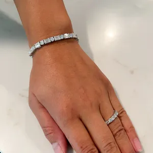 Bracelet tennis en diamant taille émeraude plaqué platine pour femme, serti en canal classique, bijoux de mode féminine - Product Image 1