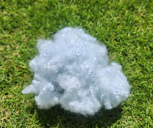 Fibra hueca siliconada HCS de 7Dx32mm, 100% poliéster, antiestática, reciclable, para relleno de telas no tejidas. - Product Image 4