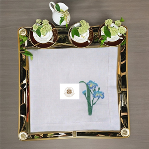 Serviette en lin avec broderie irisée, des lignes florales gracieuses apportant calme et beauté raffinée à la table à thé et à la salle à manger. - Product Image 4