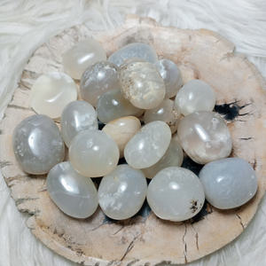 Venta al por mayor 20-30mm Natural Indonesia pluma blanca jaspe piedras preciosas forma caída artesanía cristal pulido para la curación - Product Image 3