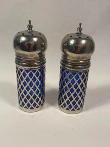 Salière et poivrière en métal argenté de style royal, combinaison de couleurs bleu et argentée unique, pour table à manger et usage en restaurant, provenant d'Inde. - Product Image 4