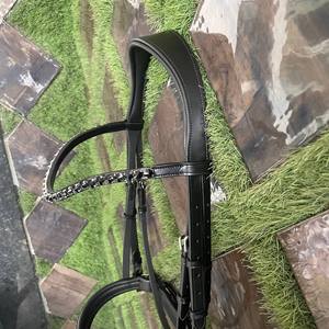 ADIBA OVERSEAS Brida de cuero charol negro con frontal de cristales, narquileras acolchadas y encaje de cristales, equipo de doma de lujo suave - Product Image 3