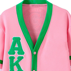 Cardigan rose de la collection Sorority, logo AKA avec lettres grecques, rayures vertes et blanches, col en V, pull pour femme, tricoté en acrylique, manches longues - Product Image 2