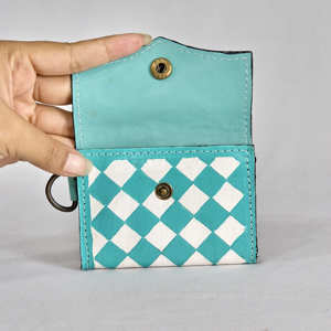 Tarjetero de Cuero Genuino Premium Hecho a Mano para Mujer, Cartera Corta con Diseño Geométrico a Cuadros, Cierre de Botón, Estilo Moderno - Product Image 3