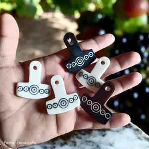 Pendentifs artisanaux écologiques en corne, breloques personnalisées pour la fabrication de bijoux, prix de gros - Product Image 1