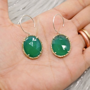 Élégantes boucles d'oreilles pendantes en onyx vert naturel certifié, en argent sterling avec crochet en or rose, personnalisables pour mariage, fiançailles, fête - Product Image 1