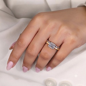 Ensemble de bague de fiançailles et alliance assortie en or blanc 10K, certifié IGI, couleur E, clarté VS1, taille émeraude, avec halo, 1,94 carat - Product Image 1