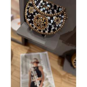 Pochette vintage haut de gamme en alliage pour femme, accessoires de mode en cristal avec un look premium - Product Image 1