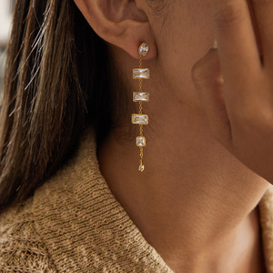 Pendientes Colgantes Geométricos de Acero Inoxidable con Baño de Oro de 18K y Circonitas, Venta al por Mayor - Product Image 3