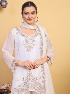 Conjunto de traje Palazzo de 3 piezas Fandy Premium para mujer con detalles de cuentas y encaje |   Ropa Étnica Completamente Forrada - Product Image 1