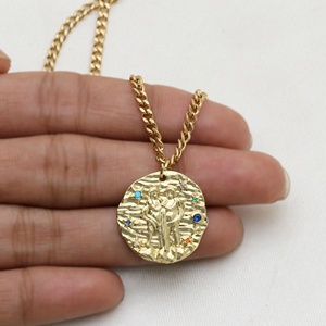 Collier Pendentif Zodiaque Gémeaux en Argent 925 Plaqué Or, Médaillon Texturé Jumeaux, Chaîne Gourmette CZ Colorée, Vente en Gros - Product Image 2