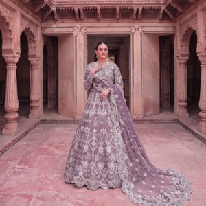 Lehenga Choli de mariée de luxe rose poudré brodé avec des sequins épais, dupatta en filet et tenue de mariage de créateur à manches longues - Product Image 4