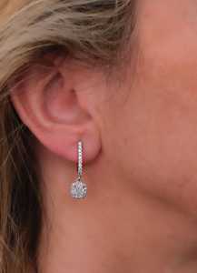 Boucles d'oreilles pendantes en or blanc massif 14 carats avec diamants de laboratoire taille poire F/VS et diamants taille brillant rond D/E-VVS/VS - Product Image 3