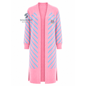 Cárdigan largo abierto para mujer Gamma Phi Delta, rosa y azul a rayas, con puños acanalados bordados y aberturas laterales. - Product Image 1