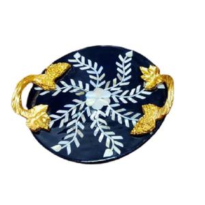 Bandeja de servir decorativa para cocina con asa de metal de diseño y incrustaciones de resina y nácar, para suministro de alimentos y cubiertos. - Product Image 1
