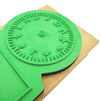 Quadratische Holzuhr mit Standard-Stempelset für Kinder zur Zeiterkennung und als Spielzeug 68x48x26mmH
