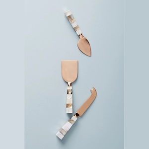 Ensemble de Spatules à Fromage et Beurre Modernes en Or Rose, Lame en Acier Inoxydable avec Manche en Nacre pour Usage Domestique et Hôtelier - Product Image 1