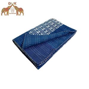 Couvre-lit matelassé en coton bleu indigo de qualité supérieure, imprimé à la main avec des blocs de teinture Dabu, pour la maison, vente en gros de couvre-lit - Product Image 1