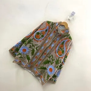 Chaqueta de terciopelo con bordado floral Suzani, abrigo estilo festival folclórico uzbeko con relleno de algodón para ropa exterior tipo bomber/duster a precio económico. - Product Image 4