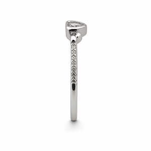 Anillo de Plata de Ley 925 con Circonita Cúbica en Forma de Corazón para Mujer, con Piedras Laterales, Diseño Romántico Minimalista, Acabado Pulido, para Uso Diario - Product Image 3