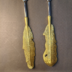 Elegantes Servidores de Ensalada de Acero Inoxidable Pulido de 2 Piezas con Detalles de Hoja Dorada, Mangos de Pluma, Tazones de Lujo Ecológicos - Product Image 6