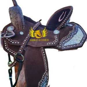 Silla de montar western personalizada de cuero marrón con detalles en piel de vaca, duradera, para espectáculos ecuestres, portátil, para carreras de barriles, con estructura de fibra. - Product Image 1