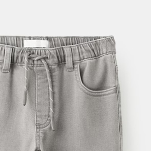 Pantalons pour garçons de haute qualité pour un usage quotidien, avec un design de qualité supérieure à prix abordable, avec logo, cordons de serrage et poches. - Product Image 4