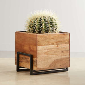Pot de fleurs carré moderne en bois massif, décoratif pour l'intérieur et l'extérieur, pour cactus et succulentes, avec support en métal - Product Image 1