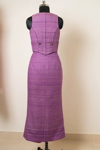 Ensemble coordonné élégant pour femme, sans manches, avec veste boutonnée et jupe longue maxi, tenue tendance en deux pièces, disponible en différentes tailles - Product Image 4