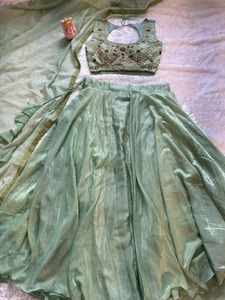 ชุดเลเฮนกาโชลีสำเร็จรูป ดีไซน์ทันสมัย ปักลายหนัก ยาวคลุมพื้น ทรงเข้ารูป ผ้าเนื้อชิมเมอร์ สำหรับงานปาร์ตี้และงานแต่งงาน ผู้หญิง สวมใส่ง่าย - Product Image 6