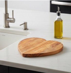 Tabla de Cortar de Madera de Olivo en Forma de Corazón, Tabla de Cortar con Grano Natural para Cocina, Tema Amor - Product Image 2