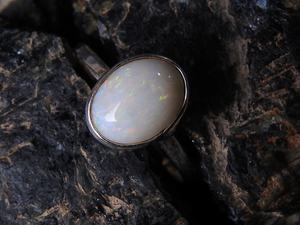 Anillo de Boda Australiano con Ópalo Multicolor - Plata - Piedra de Nacimiento de Octubre - Ópalo Sólido - Talla 7 de EE. UU. - Engaste Clásico Hecho a Mano - 9x7 mm - Product Image 2