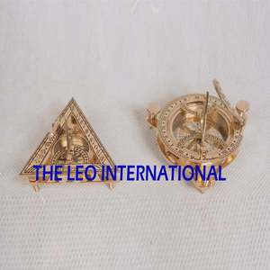 Brújula de Mesa Original de Fábrica para Viajes y Aventuras al Aire Libre con Base de Madera, Adorno Decorativo de Oficina con Acabado Dorado Brillante - Product Image 6