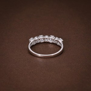 Anillo de Eternidad con Diamantes Cultivados en Laboratorio Certificados por IGI, 7 Piedras de Esmeralda y Corte Brillante Redondo, Certificado VVS VS, Oro de 14K, Anillo de Aniversario - Product Image 2