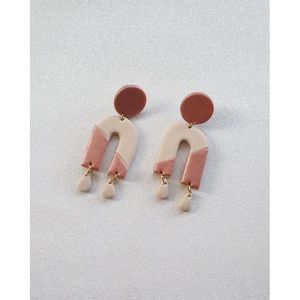 Boucles d'oreilles en résine légères, fabriquées à la main avec un polissage lisse, design tendance, qualité durable pour les bijoux de mode, accessoires en cristal - Product Image 1