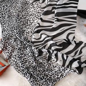 Fabricant de foulards en soie de mûrier de luxe avec impression personnalisée du logo, foulard en soie imprimé numérique carré pour femmes - Product Image 4