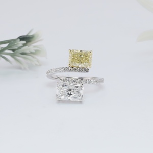 Bague de fiançailles Toi et Moi en or jaune canari et blanc, sertie de deux diamants de laboratoire radiants, avec bande pavée, bijoux fins - Product Image 1