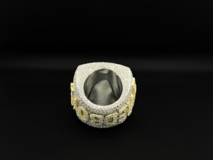 Bague de fiançailles et de mariage tendance en argent moissanite sertie de griffes, style luxe glacé - Product Image 3